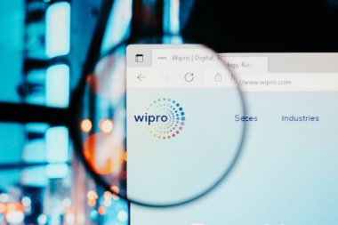 18 Haziran 2022, Brezilya. Bu fotoğraf illüstrasyonunda, Wipro Teknolojileri web sitesinin ana sayfası bir büyüteçle bilgisayar ekranında görülüyor.
