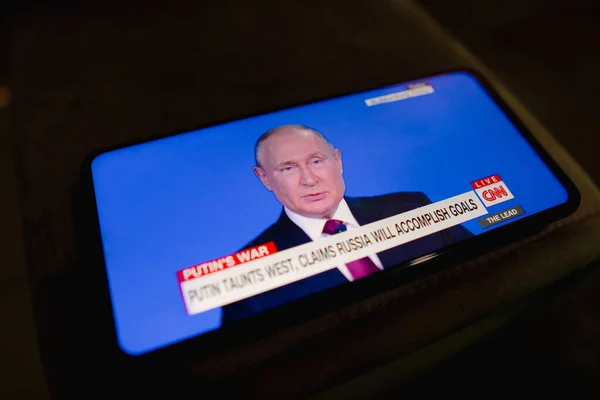 2022年6月18日 ブラジル ロシアの大統領であるウラジミール プーチンのライブ放送を 米国からのCnn Tvネットワークで見ています プーチンは西側を挑発し ロシアは設定された目標を満たすだろうと述べた — ストック写真