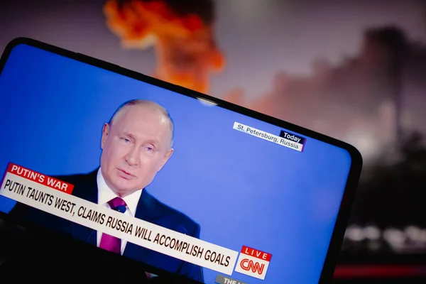 2022年6月18日 ブラジル ロシアの大統領であるウラジミール プーチンのライブ放送を 米国からのCnn Tvネットワークで見ています プーチンは西側を挑発し ロシアは設定された目標を満たすだろうと述べた — ストック写真