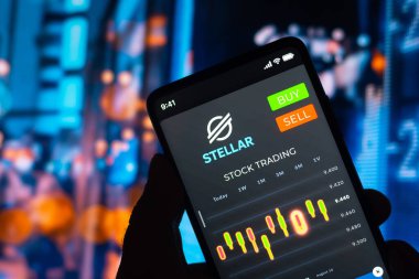 20 Haziran 2022, Brezilya. Bu resimde, Stellar 'ın (XLM) hisse senedi alım satım grafiği akıllı telefon ekranında görülüyor