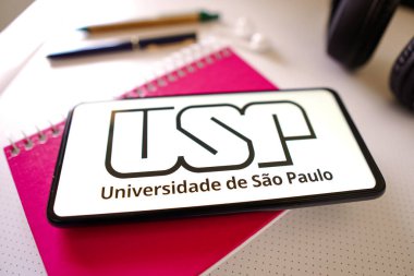 1 Temmuz 2022, Brezilya. Bu resimde Universidade de So Paulo (USP) logosu akıllı telefon ekranında gösteriliyor.