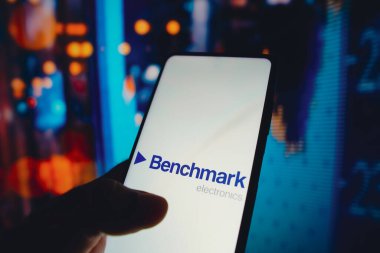 12 Temmuz 2022, Brezilya. Bu fotoğraf illüstrasyonunda, Benchmark Elektronik logosu akıllı telefon ekranında görüntülenir