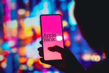 25 Temmuz 2022, Brezilya. Bu fotoğraf illüstrasyonunda, Apple Bank for Savings logosu akıllı telefon ekranında görüntülenir