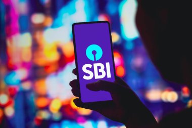 25 Temmuz 2022, Brezilya. Bu resimde, Hindistan Devlet Bankası (SBI) logosu akıllı telefon ekranında gösteriliyor