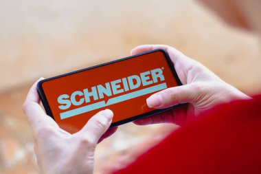 28 Temmuz 2022, Brezilya. Bu resimde Schneider Ulusal logosu akıllı telefon ekranında görüntülenmektedir.