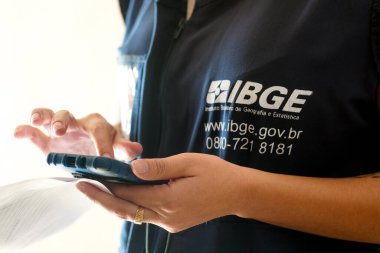 1 Ağustos 2022, Brezilya. Bu resimde IBGE (Instituto Brasileiro de Geografia ve Estatstica) Brezilya 'daki nüfus sayımında çalışan sayım görevlisi.