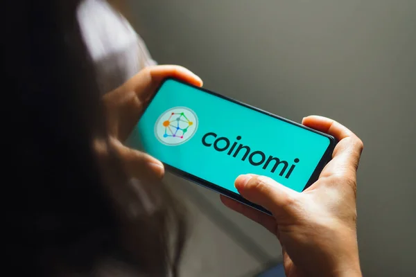 August 2022 Brazil Photo Illustration Coinomi Logo Displayed Smartphone Screen — Stockfoto