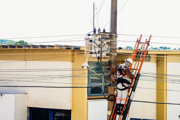 August 2022 Brazil Photo Illustration Energisa Electrician Climbs Pole Fix —  Fotos de Stock