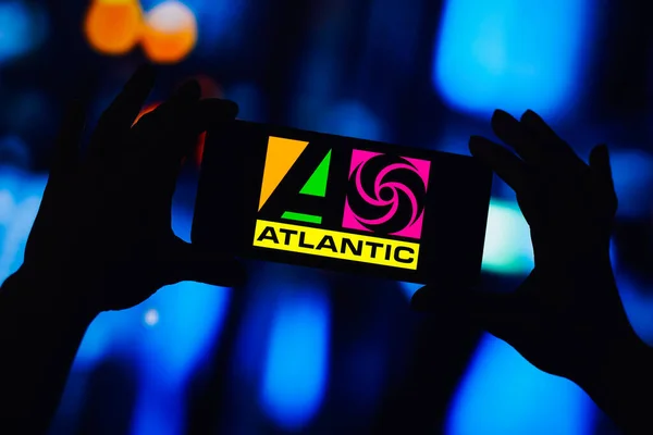 September 2022 Brazil Photo Illustration Atlantic Records Logo Displayed Smartphone — Stock Photo, Image