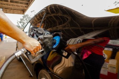 10 Eylül 2022, Brezilya. Campo Grande 'de Mato Grosso do Sul' da bir benzin istasyonunda arabaya benzin dolduruyorum. Petrol, etanol ve dizel fiyatları Petrobras 'ın yeni fiyatlandırma politikasıyla büyük ölçüde değişti