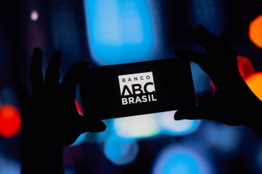 12 Eylül 2022, Brezilya. Bu resimde Banco ABC Brasil logosu akıllı telefondan gösteriliyor.