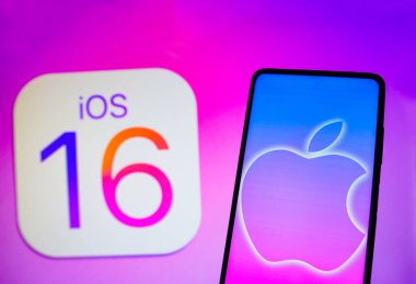 13 Eylül 2022, Brezilya. Bu resimde Apple logosu akıllı bir telefonda ve arka planda iOS 16 işletim sistemi logosunda görüntülendi.