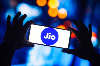 14 Eylül 2022, Brezilya. Bu resimde Reliance Jio Infocomm Limited logosu bir akıllı telefonda görüntülenmektedir.