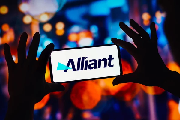 2022年9月17日 在这张照片中 Alliant Insurance Services的标志被显示在智能手机上 — 图库照片