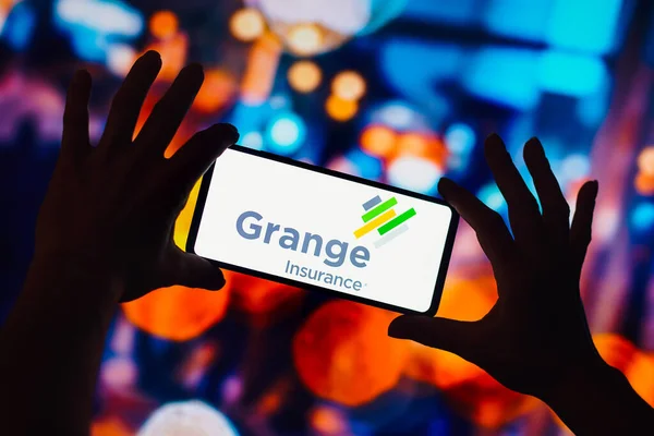 2022 브라질 Grange Mutual Casualty Company 로고는 스마트폰에 표시되어 있습니다 — 스톡 사진