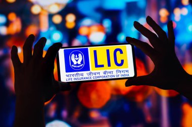 17 Eylül 2022, Brezilya. Bu fotoğraf illüstrasyonunda, Hindistan Hayat Sigortası Şirketi (LIC) logosu bir akıllı telefonda görüntülenmektedir.
