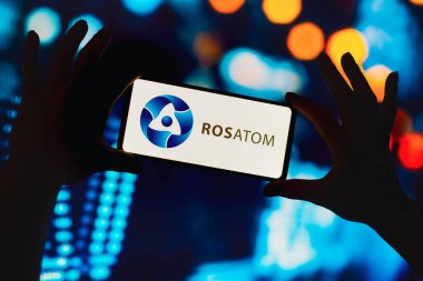 19 Eylül 2022, Brezilya. Bu resimde Devlet Atom Enerjisi Şirketi Rosatom logosu akıllı telefondan gösteriliyor.