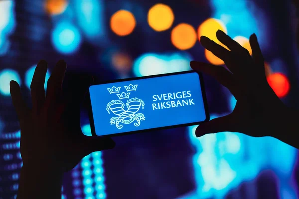 2022年9月19日 在这张照片中 Sveriges Riksbank标志显示在智能手机上 — 图库照片