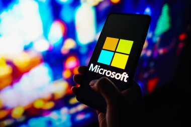 20 Eylül 2022, Brezilya. Bu resimde, Microsoft Şirketi 'nin logosu bir akıllı telefonda sergileniyor.
