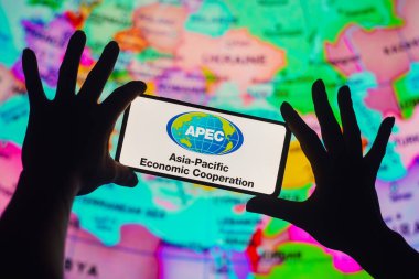 27 Eylül 2022, Brezilya. Bu resimde, Asya-Pasifik Ekonomik İşbirliği (APEC) logosu bir akıllı telefonda gösteriliyor