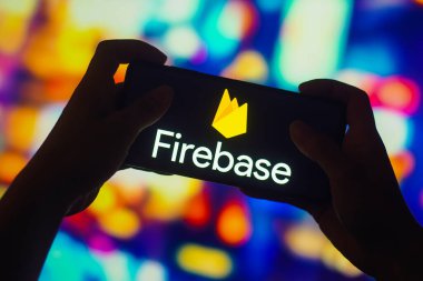 28 Eylül 2022, Brezilya. Bu resimde, Firebase logosu akıllı telefondan gösteriliyor.