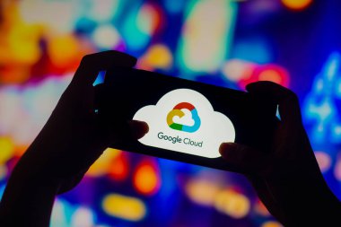28 Eylül 2022, Brezilya. Bu fotoğraf illüstrasyonunda, Google Bulut Platformu logosu bir akıllı telefondan görüntülenir
