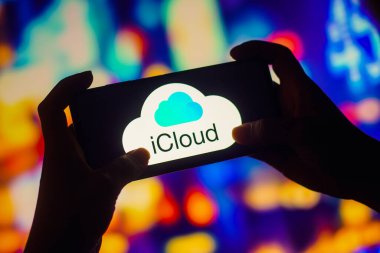 28 Eylül 2022, Brezilya. Bu fotoğraf illüstrasyonunda, iCloud logosu akıllı bir telefondan görüntülenir