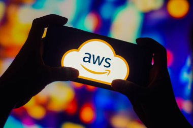 28 Eylül 2022, Brezilya. Bu resimde, Amazon Web Servisleri (AWS) logosu akıllı telefondan görüntülenir
