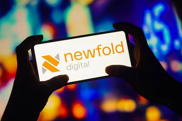 2022年9月28日 在这张照片中 Newfold Digital标志被显示在智能手机上 — 图库照片