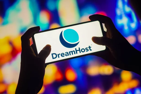 2022年9月28日 在这张照片中 Dreamhost的标志被显示在智能手机上 — 图库照片