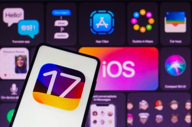 29 Eylül 2022, Brezilya. Bu fotoğraf illüstrasyonunda, Apple işletim sisteminin logosu, iOS 17, akıllı telefon ekranında gösteriliyor
