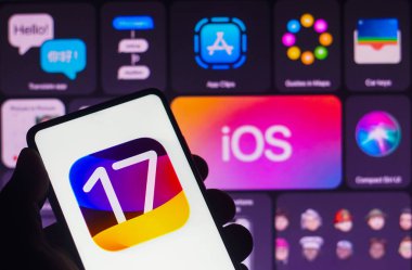 29 Eylül 2022, Brezilya. Bu fotoğraf illüstrasyonunda, Apple işletim sisteminin logosu, iOS 17, akıllı telefon ekranında gösteriliyor