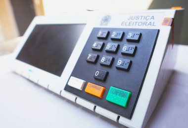 2 Ekim 2022, Brezilya. Bu fotoğraf illüstrasyonunda, elektronik vazo sandığı (oy sandığı), Brezilya Dijital oylama cihazı, Seçim Adalet Bakanlığı tarafından tasarlandı ve seçimlerde belediye başkanı, senatör, meclis üyesi, federal ve eyalet vekil seçimleri için kullanıldı.