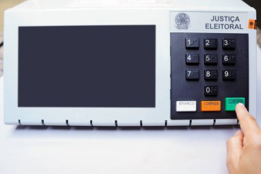 2 Ekim 2022, Brezilya. Bu fotoğraf illüstrasyonunda, elektronik vazo sandığı (oy sandığı), Brezilya Dijital oylama cihazı, Seçim Adalet Bakanlığı tarafından tasarlandı ve seçimlerde belediye başkanı, senatör, meclis üyesi, federal ve eyalet vekil seçimleri için kullanıldı.
