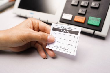 2 Ekim 2022, Brezilya. Bu resimde Brezilya seçimlerinde oy kullanmak için şifre biçimi gösteriliyor