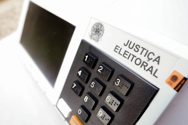 2 октября 2022 года, Бразилия. На этой фотографии показана электронная урна для голосования (урна для голосования), устройство для электронного голосования в Бразилии, разработанное избирательным судьей и используемое на выборах для выбора мэра, сенатора, советника, федерального и государственного депутата, так как