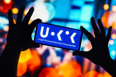 5 Ekim 2022, Brezilya. Bu resimde, Rekabet ve Tüketici Koruma Ofisi (UOKiK) logosu akıllı telefondan gösteriliyor