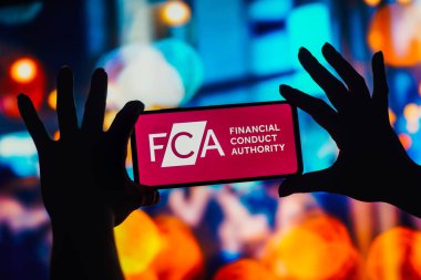 5 Ekim 2022, Brezilya. Bu resimde, Finansal İdari Yönetim (FCA) logosu akıllı telefondan gösteriliyor