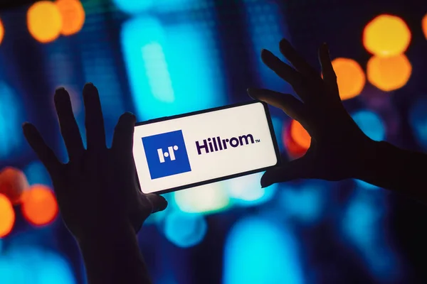 2022年10月11日 在这张照片中 Hill Rom Holdings Inc 的标志显示在智能手机屏幕上 — 图库照片