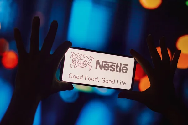 2022 브라질 Nestl 로고는 스마트폰 화면에 표시됩니다 — 스톡 사진