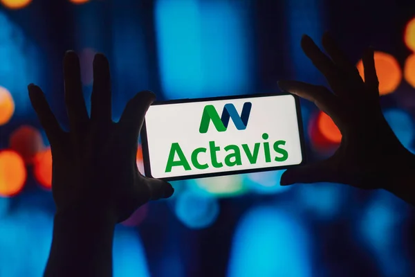 2022 브라질 Actavis Generics 로고는 스마트폰 화면에 표시됩니다 — 스톡 사진