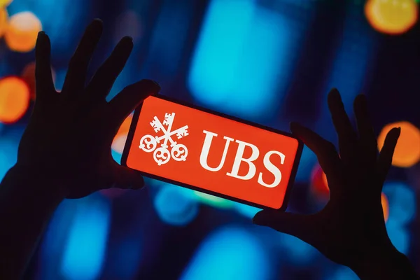 2022年10月11日 在这张照片中 瑞士银行集团 Ubs Group 的标志显示在智能手机屏幕上 — 图库照片