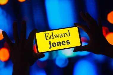13 Ekim 2022, Brezilya. Bu resimde, Edward Jones Yatırım logosu akıllı telefon ekranında sergileniyor.