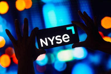 13 Ekim 2022, Brezilya. Bu resimde, New York Borsası (NYSE) logosu akıllı telefon ekranında görüntülenmektedir.
