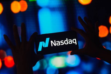 13 Ekim 2022, Brezilya. Bu resimde, Nasdaq, Inc. logosu akıllı telefon ekranında gösteriliyor