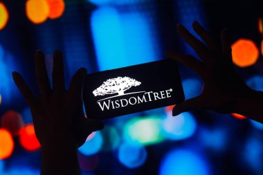 13 Ekim 2022, Brezilya. Bu resimde, WisdomTree Yatırım logosu akıllı telefon ekranında gösteriliyor