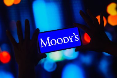 13 Ekim 2022, Brezilya. Bu resimde, Moody 's Corporation logosu akıllı telefon ekranında gösteriliyor.