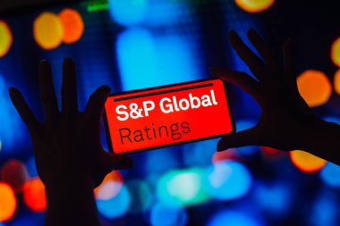 13 Ekim 2022, Brezilya. Bu resimde, SP Global Ratings logosu akıllı telefon ekranında görüntülenir