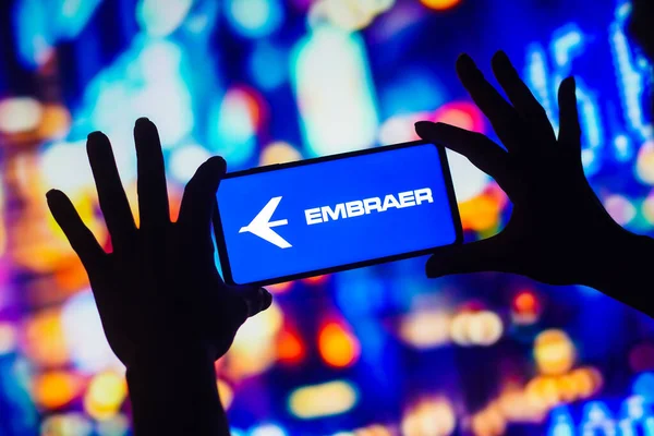 2022年10月15日 ブラジル この写真のイラストでは Embraer社のロゴがスマートフォン画面に表示されています — ストック写真