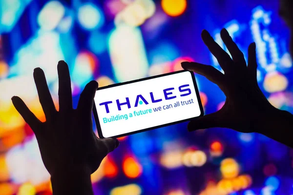 2022年10月15日 在这张照片中 Thales Group的标识显示在智能手机屏幕上 — 图库照片